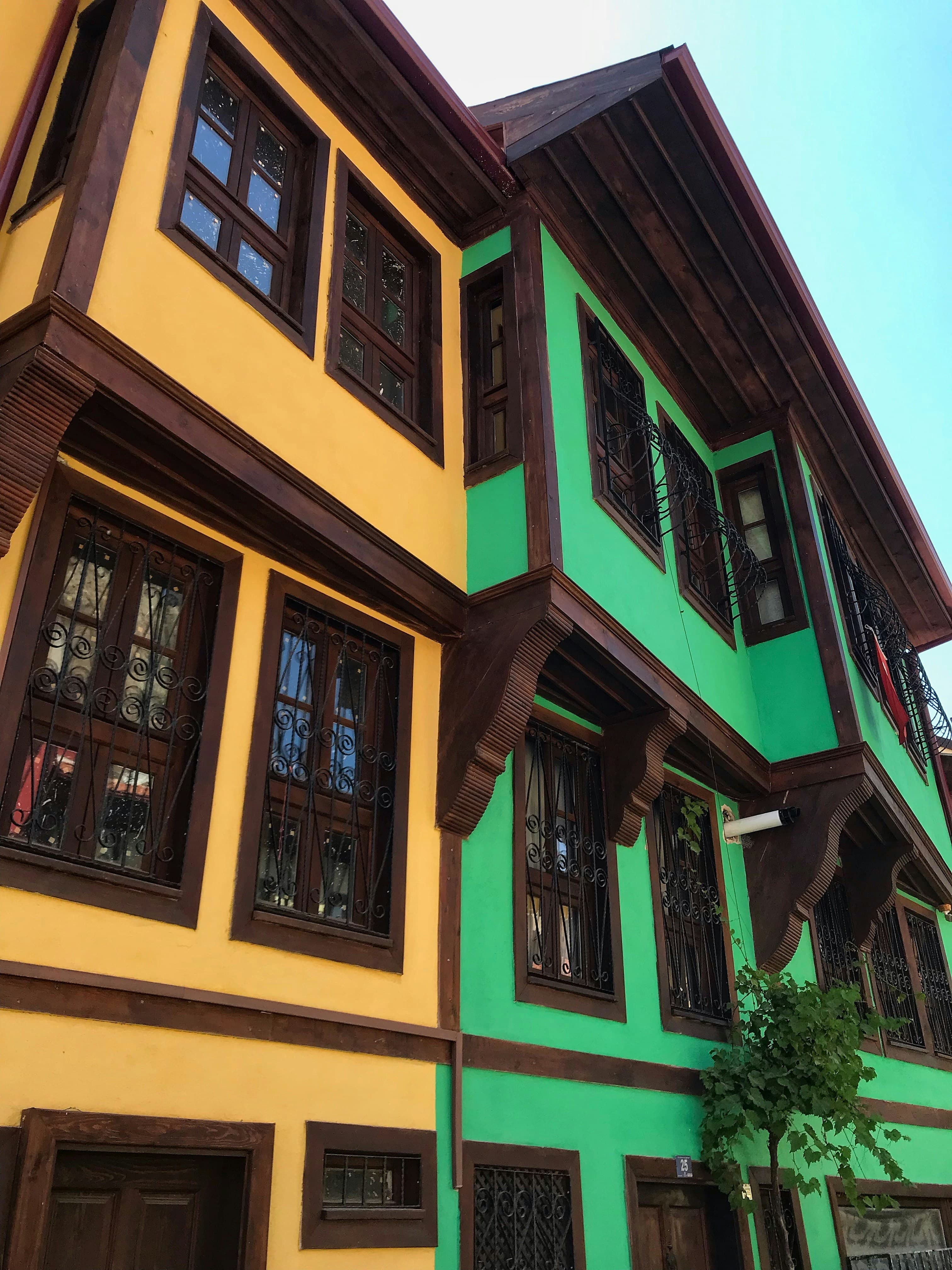 Afyonkarahisar kent merkezinde yeşil ve sarı cepheli renkli bir konak