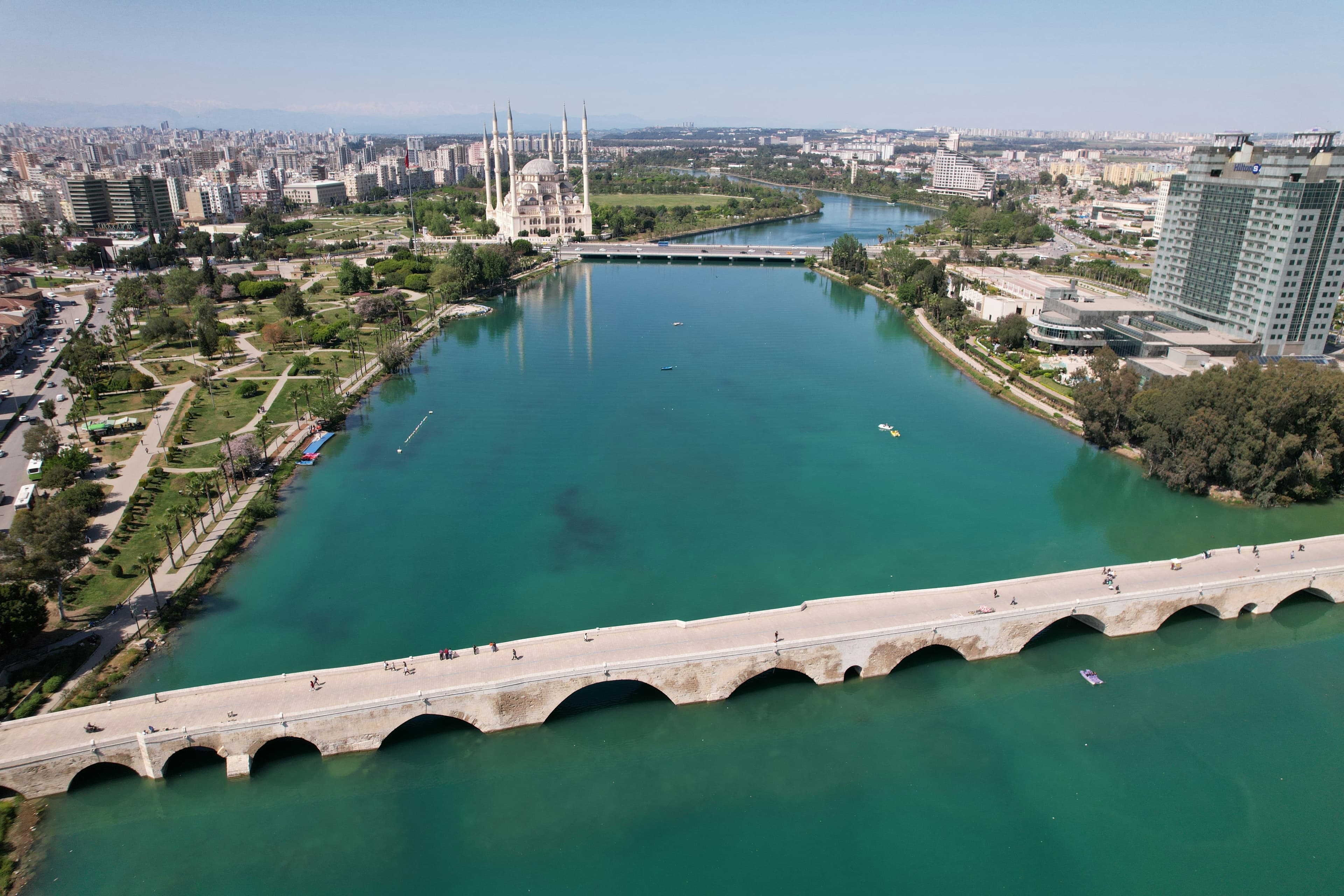Adana Taşköprü ve Sabancı Merkez Camii'nin havadan görünümü