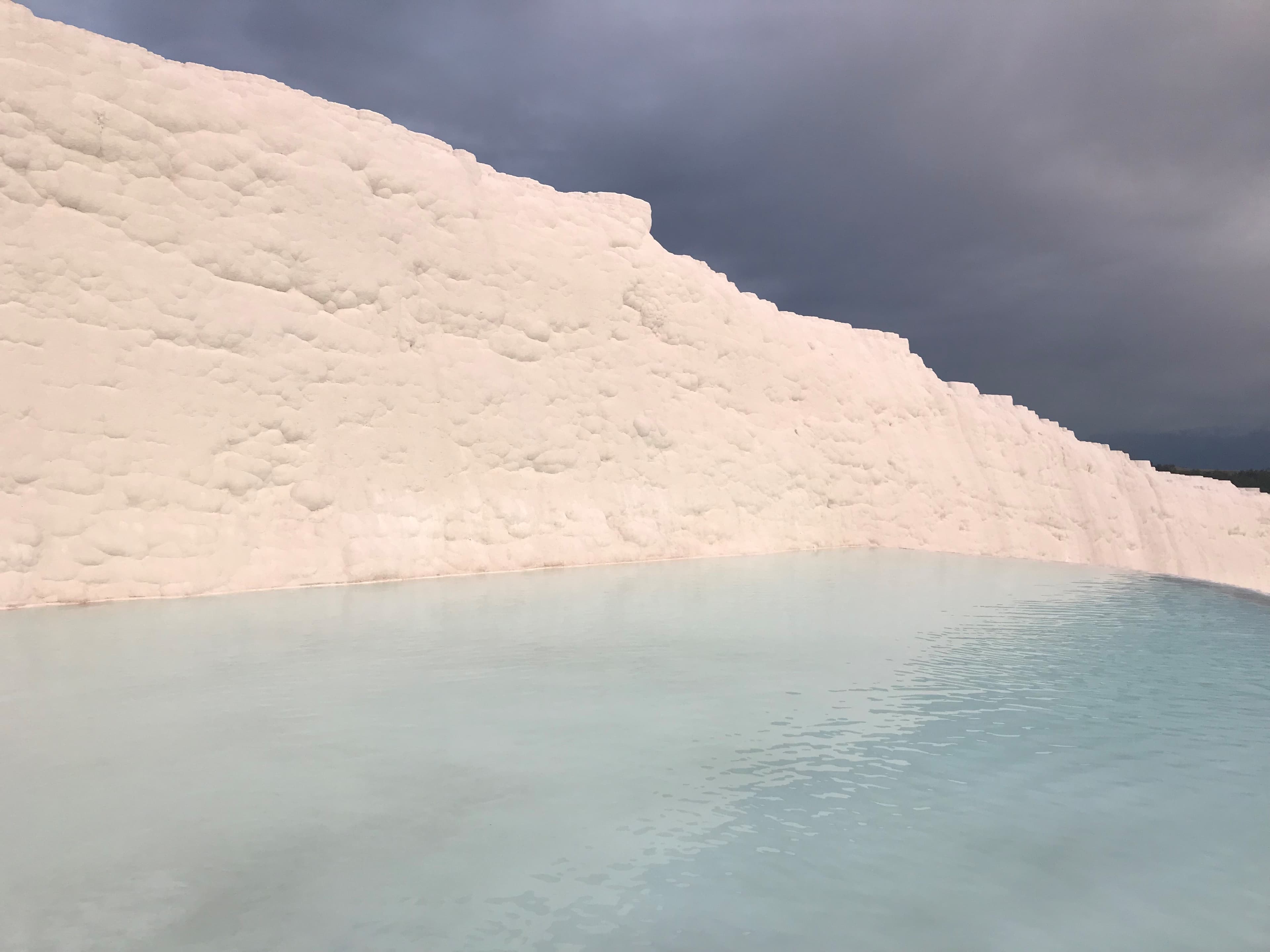Pamukkale'deki beyaz traverten terasları, 2018 Wikimedia Commons fotoğrafı