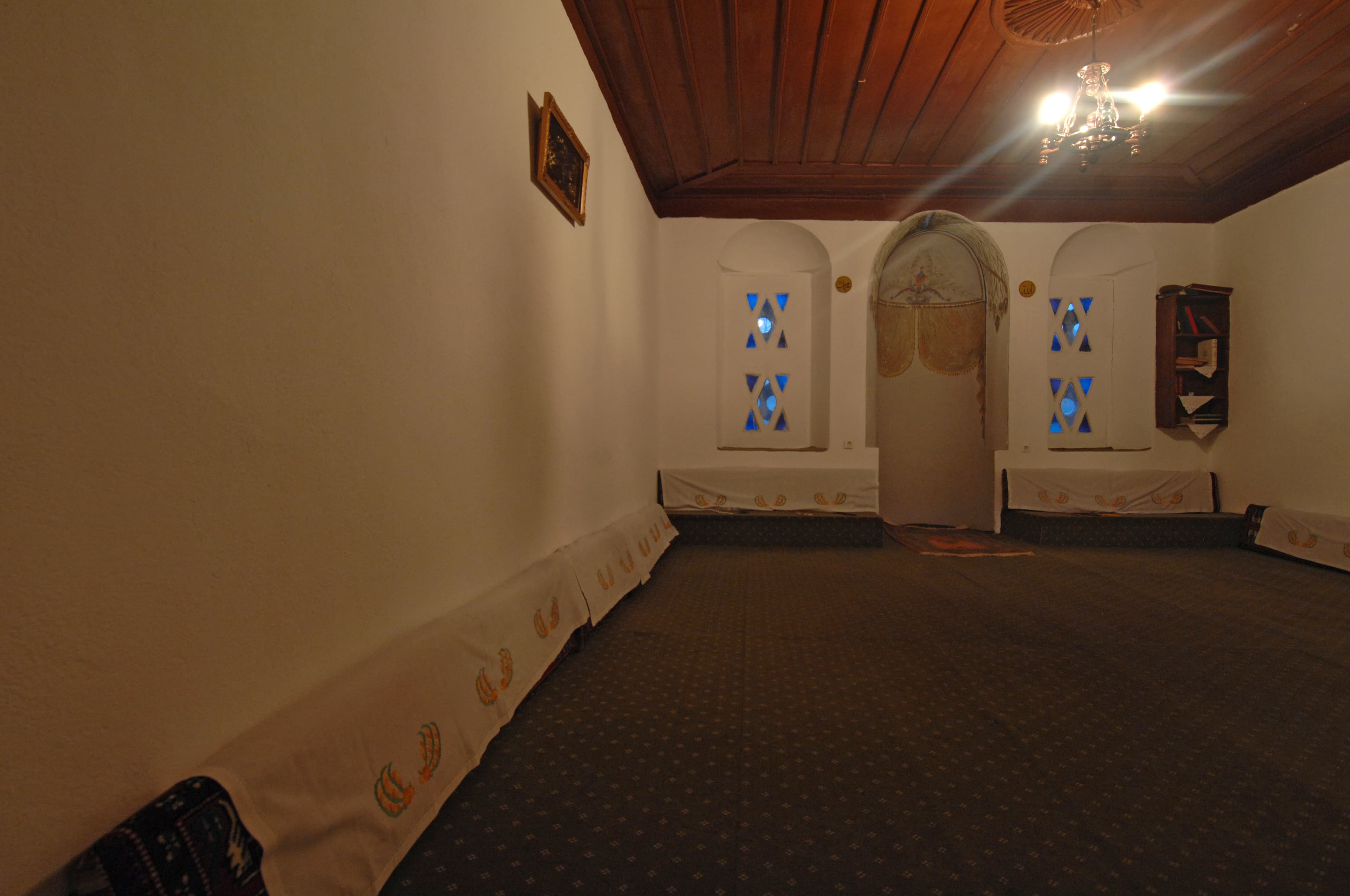 Şeyh Edebali tekkesi içerisindeki bir odanın 2007 tarihli Wikimedia Commons fotoğrafı