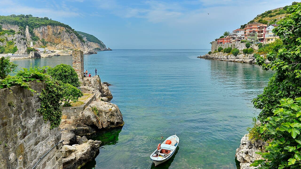 2019 tarihli fotoğrafta Bartın Amasra kıyısı ve körfez manzarası