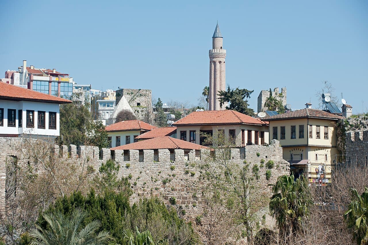 Antalya Kaleiçi surları ve minarenin dışarıdan görünümü