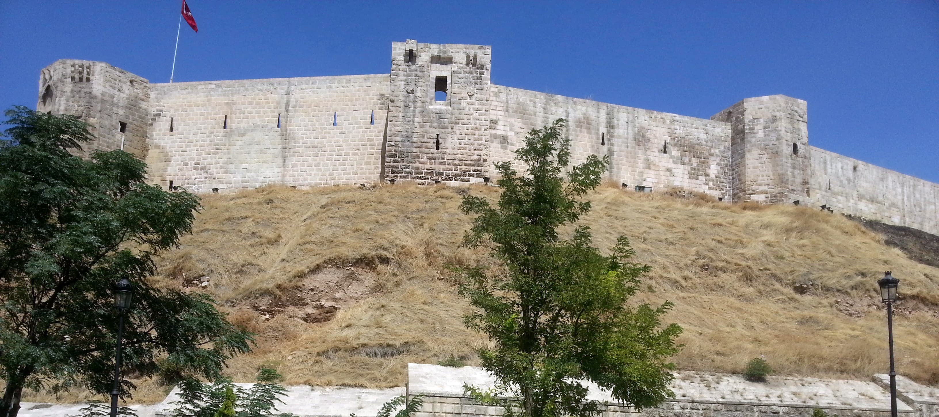 Gaziantep Kalesi'nin 2013 yılında yayımlanan eski tarihli dış görünümü; 2023 deprem sonrası durumu göstermez
